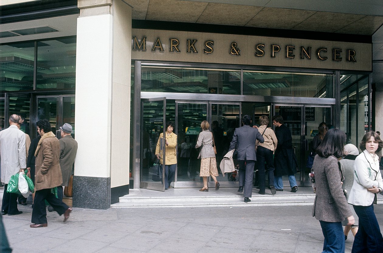 En gatuvy av Oxford street med ingången till Marks & Spencer, London, Storbritannien av Unbekannter Künstler