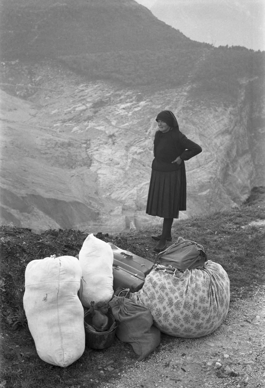 En kvinna berättar om tragedin, Longarone, Vajont, 9 oktober 1953: Bags And Luggages av Unbekannt