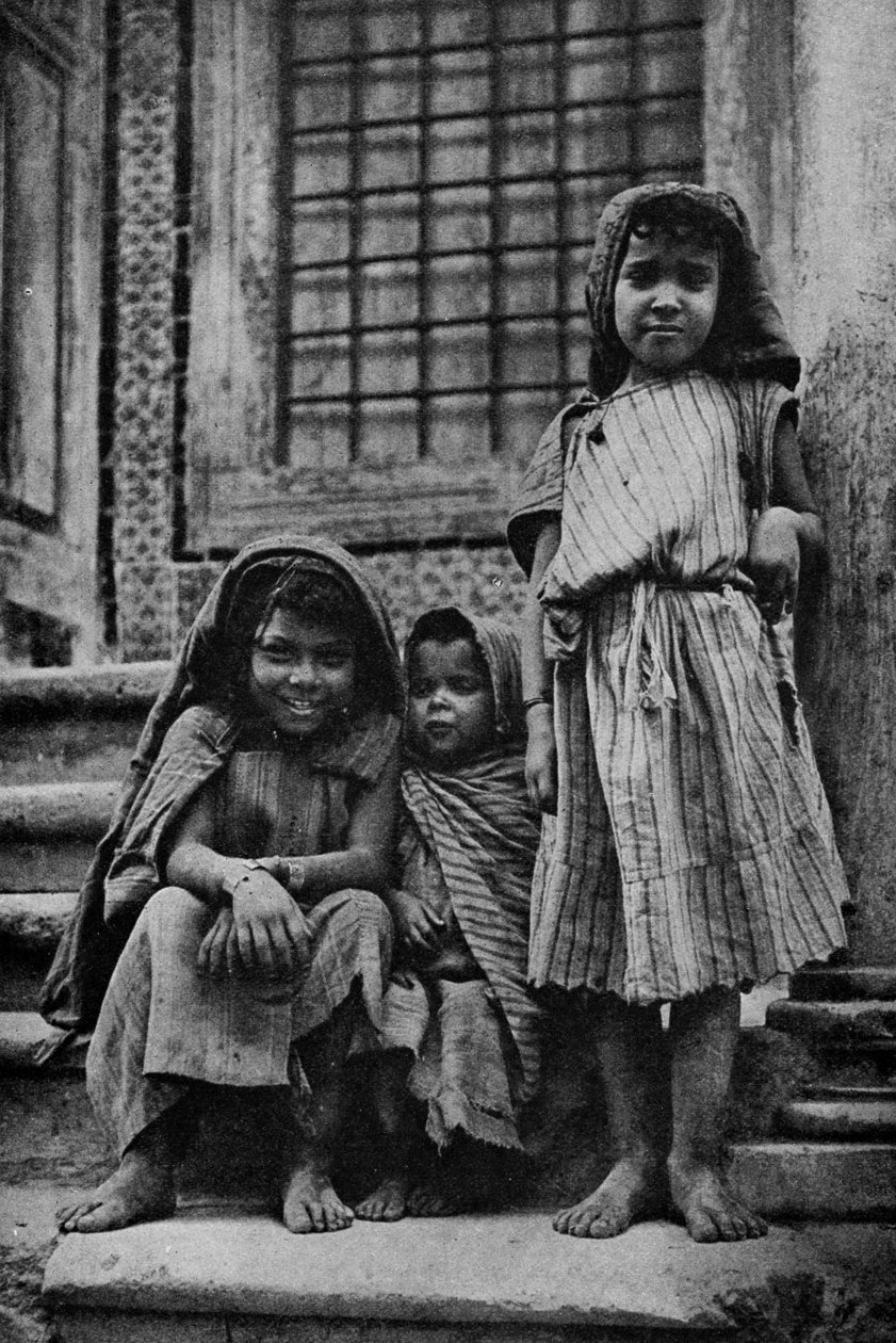 Afrika. Mendicant street araber utanför en moské i Tunis. 1920 av Unbekannt