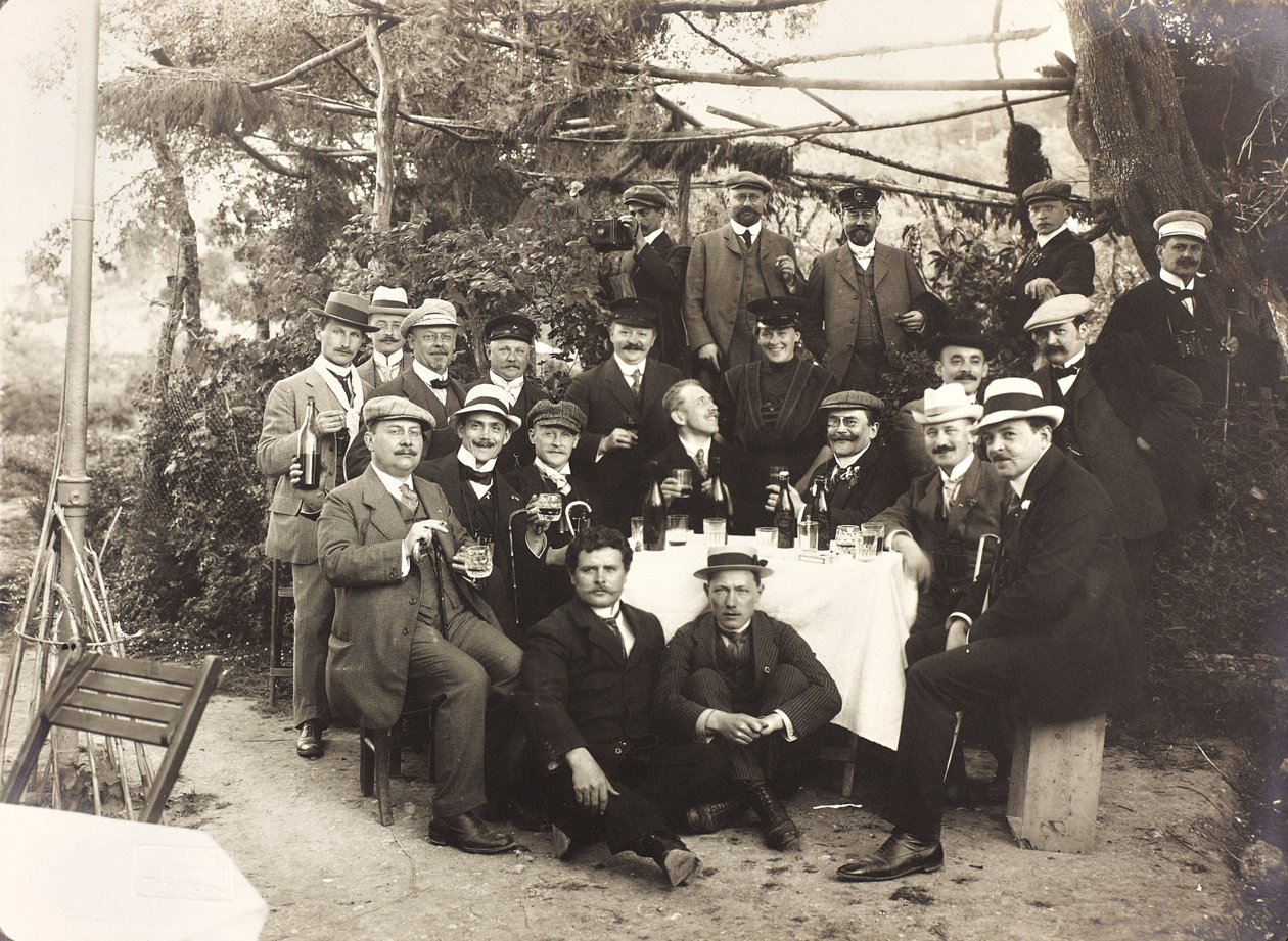 Album "Meine mittelmeer-reise 1910": Grupp av människor poserar medan de skålar i en trädgård av Unbekannter Künstler