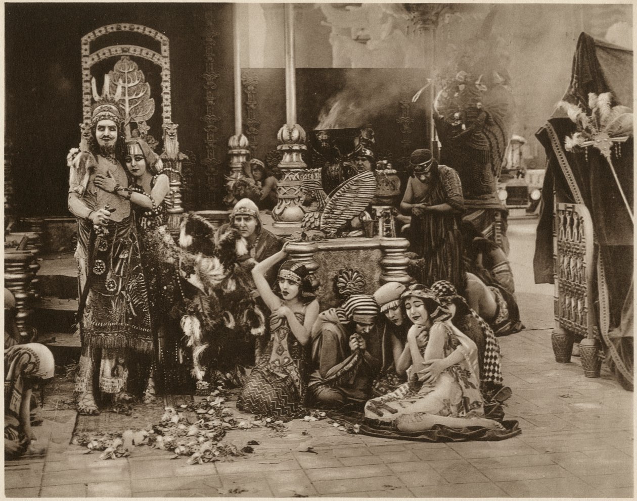 Alfred Paget, Seena Owen, scen ur "Intolerance", regisserad av D.W. Griffith av Unbekannt