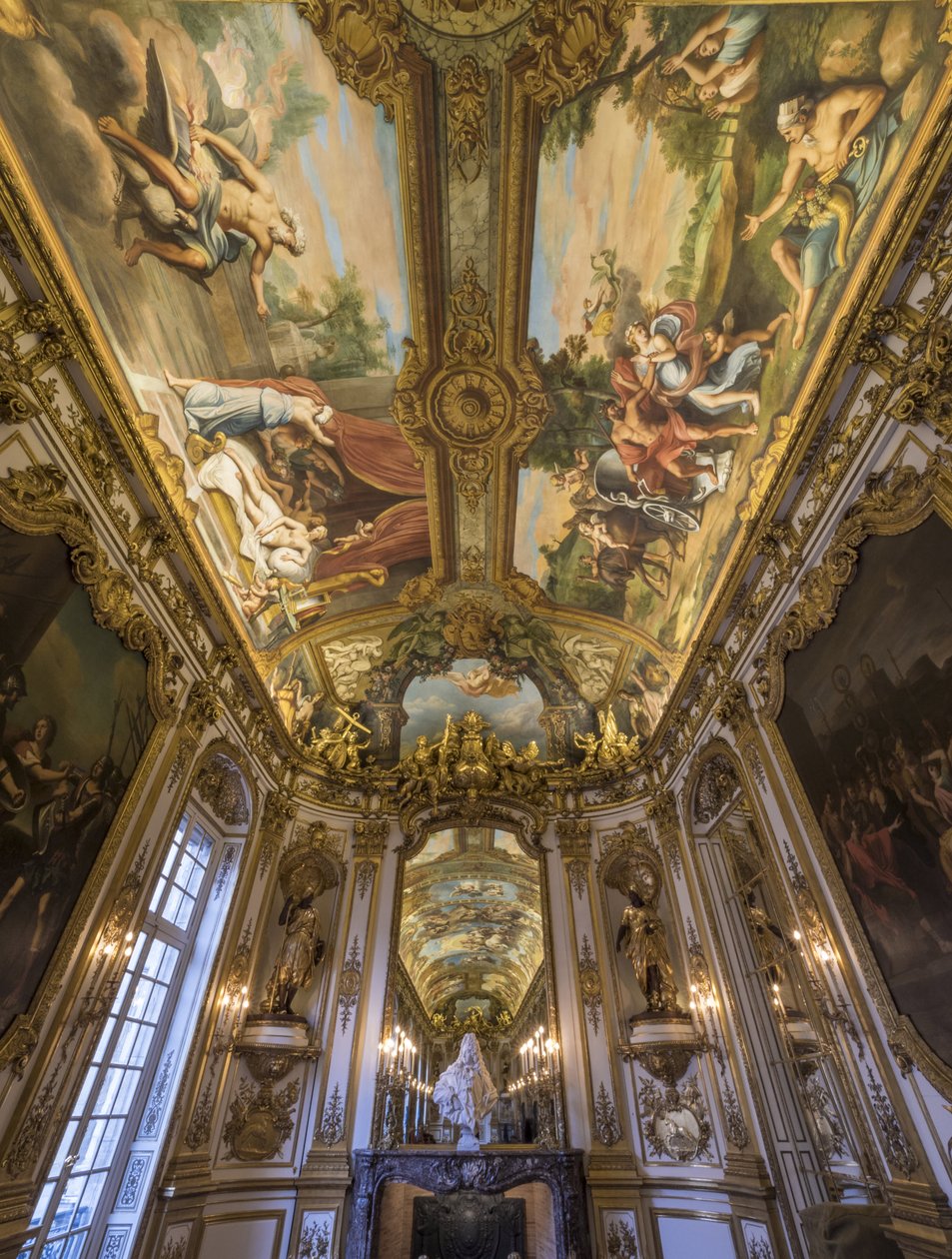 Allegori om eld och jord på valvet. Målning av valvet i Galerie doree, av Francois Perrier (1594-1649) av Unbekannt