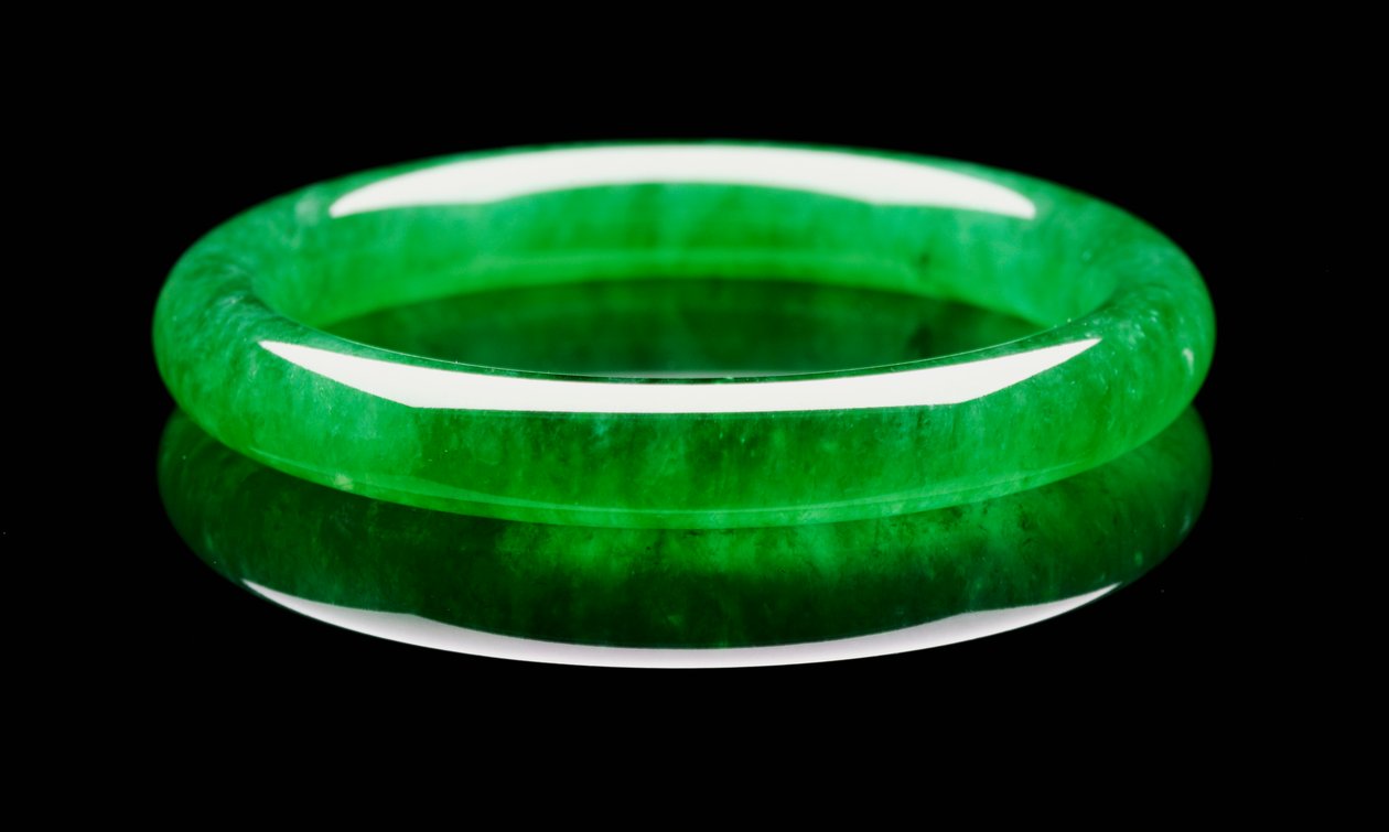 En exceptionell jadeitarmring av Unbekannt