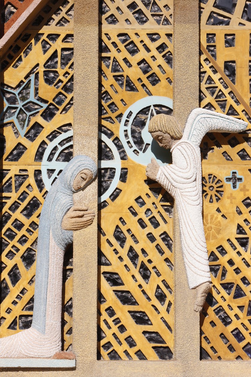 Bebådelseskulptur i Notre-Dame de Consolation-kyrkan designad av Raymond Vaillant, Hyeres, Frankrike av Unbekannt