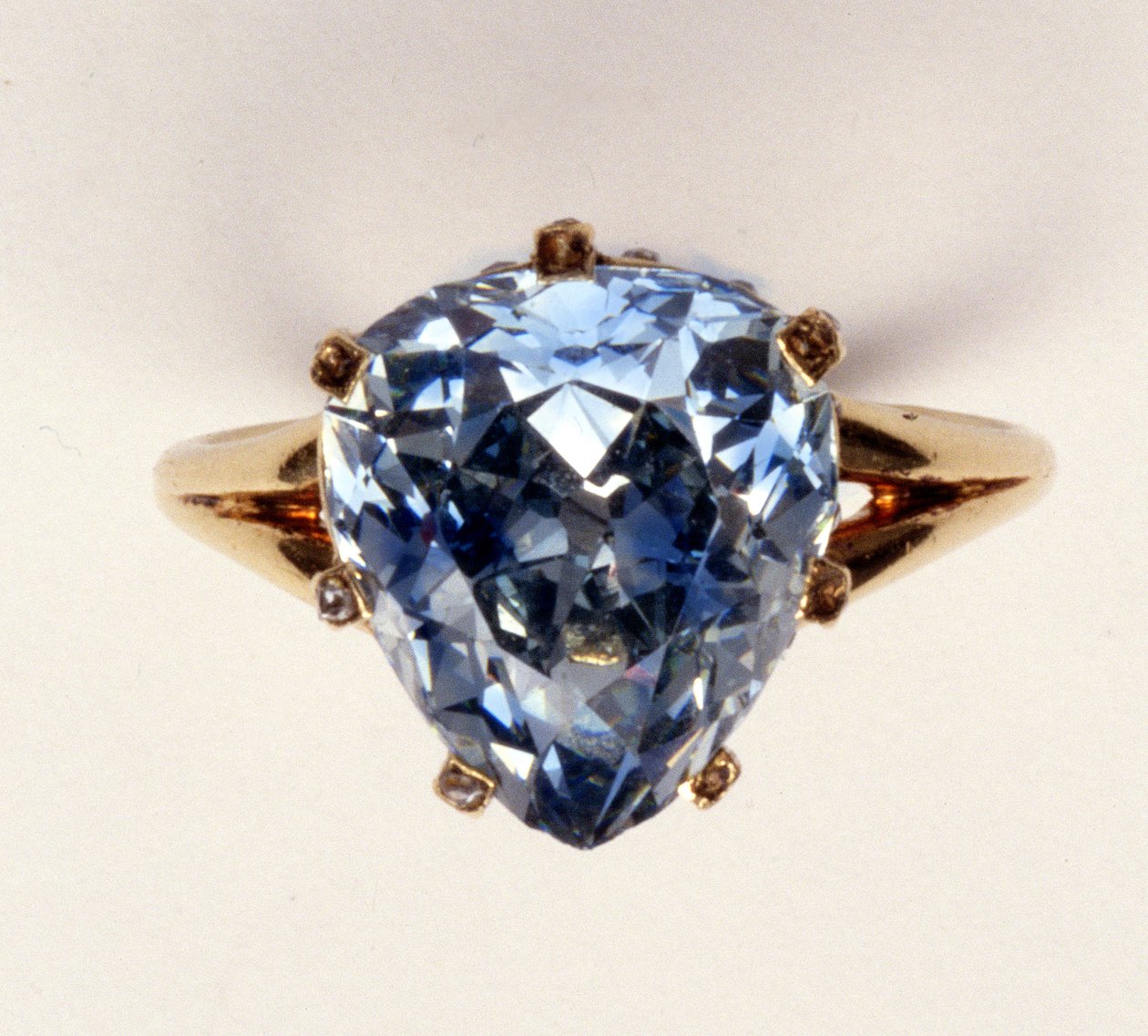 Antik finskuren ring, den blågrå diamanten som väger 5,45 karat, en gång ägd av Marie-Antoinette av Unbekannt