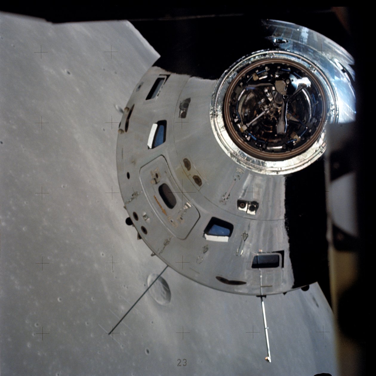 Apollo 17 Command/Service-moduler fotograferade från månmodulen i omloppsbana av Unbekannt