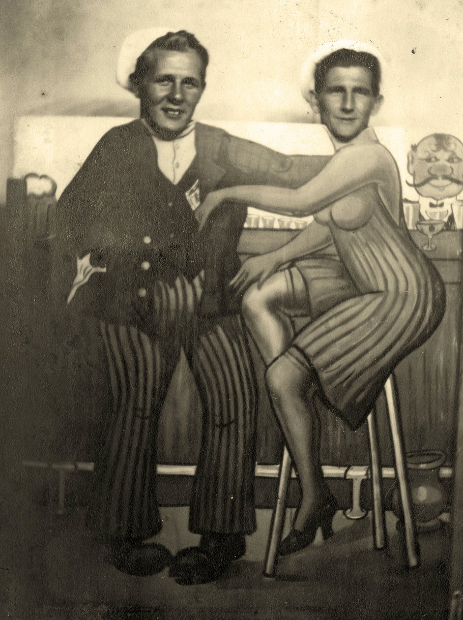 Arkadfoto av två amerikanska sjömän, ca 1939 (s/v-foto) av Juste Lisch