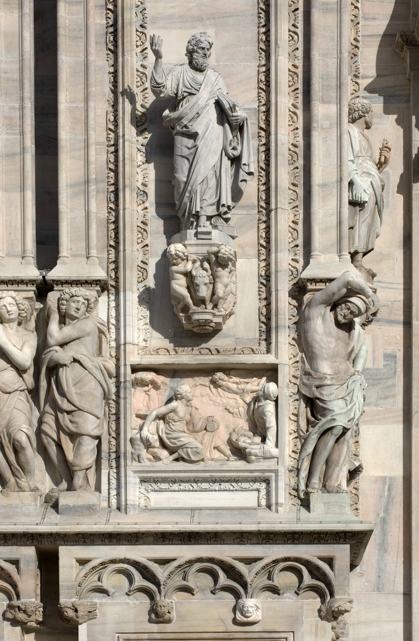 Arkitektur: staty av Saint Luke (1811) och lågrelief som representerar ängelns utseende för Simsons mor (1659). Detalj av fasaden av katedralen (kupol eller duomo) i Milano Italien av Unbekannt