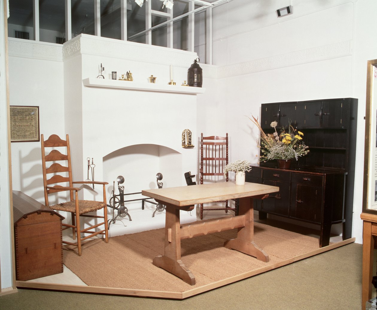Arts and Crafts interiör som visar möbler och metallarbete designade av Ernest Gimson och Ernest Barnsley av Unbekannt