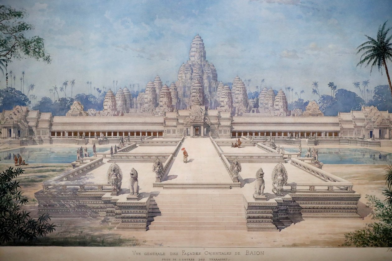 Asian Civilizations Museum, Angkor, Utforska Kambodjas heliga stad, Utsikt över den östra fasaden av Bayon av Louis Delaporte och Henri Deverin, Singapore, 2018 (foto) av Unbekannt