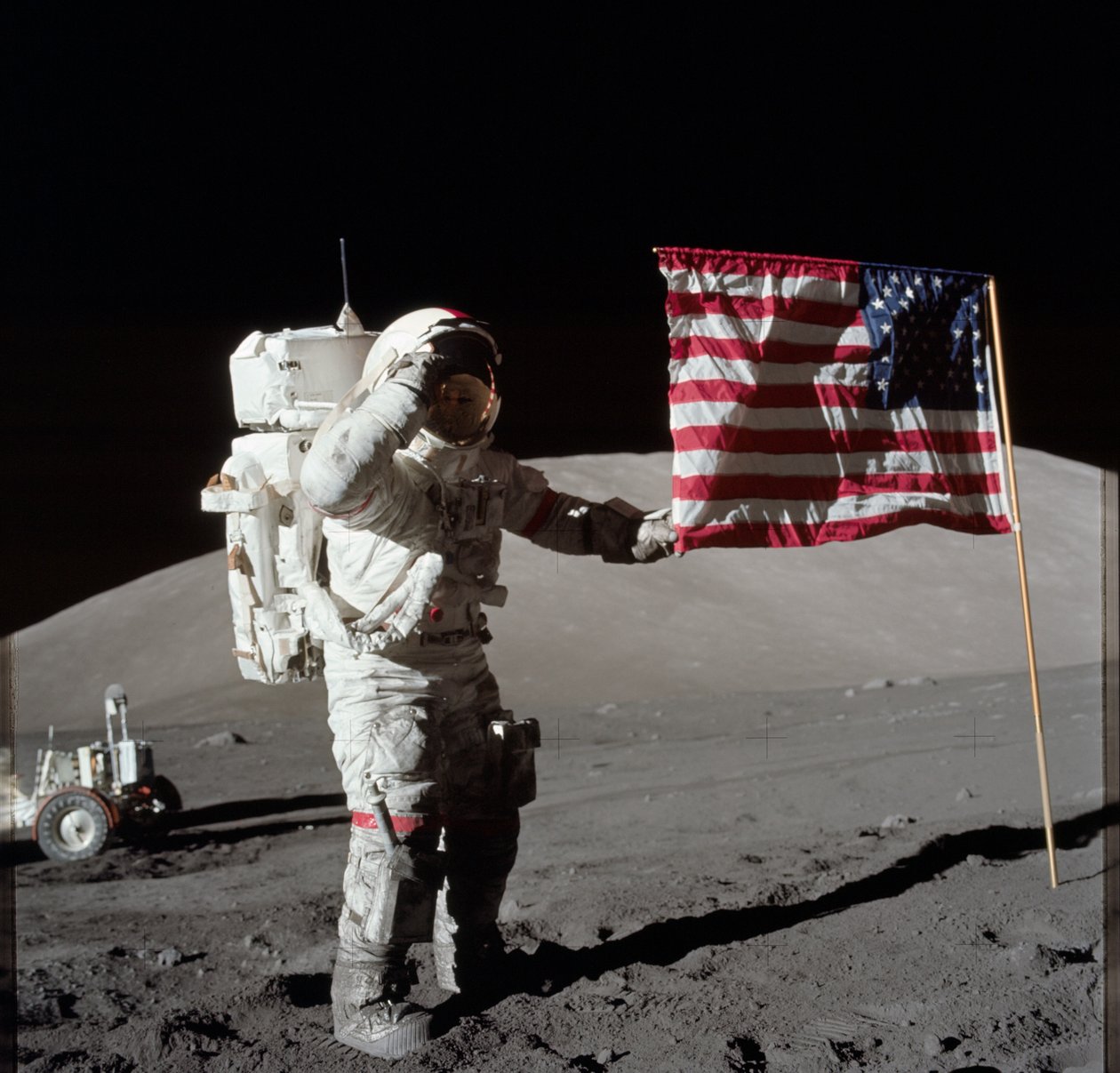 Astronaut Eugene A. Cernan, Apollo 17:s befälhavare, fotograferas bredvid USA:s flagga under månens yta extravehicular aktivitet (EVA) vid landningsplatsen Taurus-Littrow. Den högsta delen av flaggan verkar peka mot vår planet av Unbekannt
