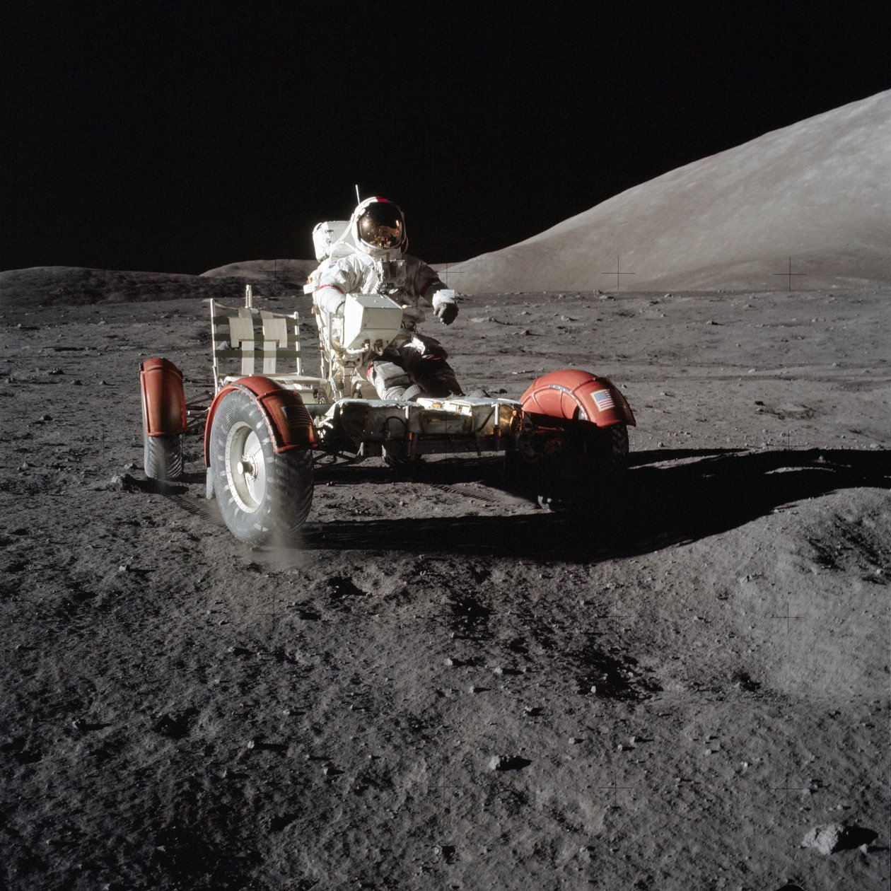 Astronaut Eugene Cernan kör Lunar Roving Vehicle under första EVA av Unbekannt