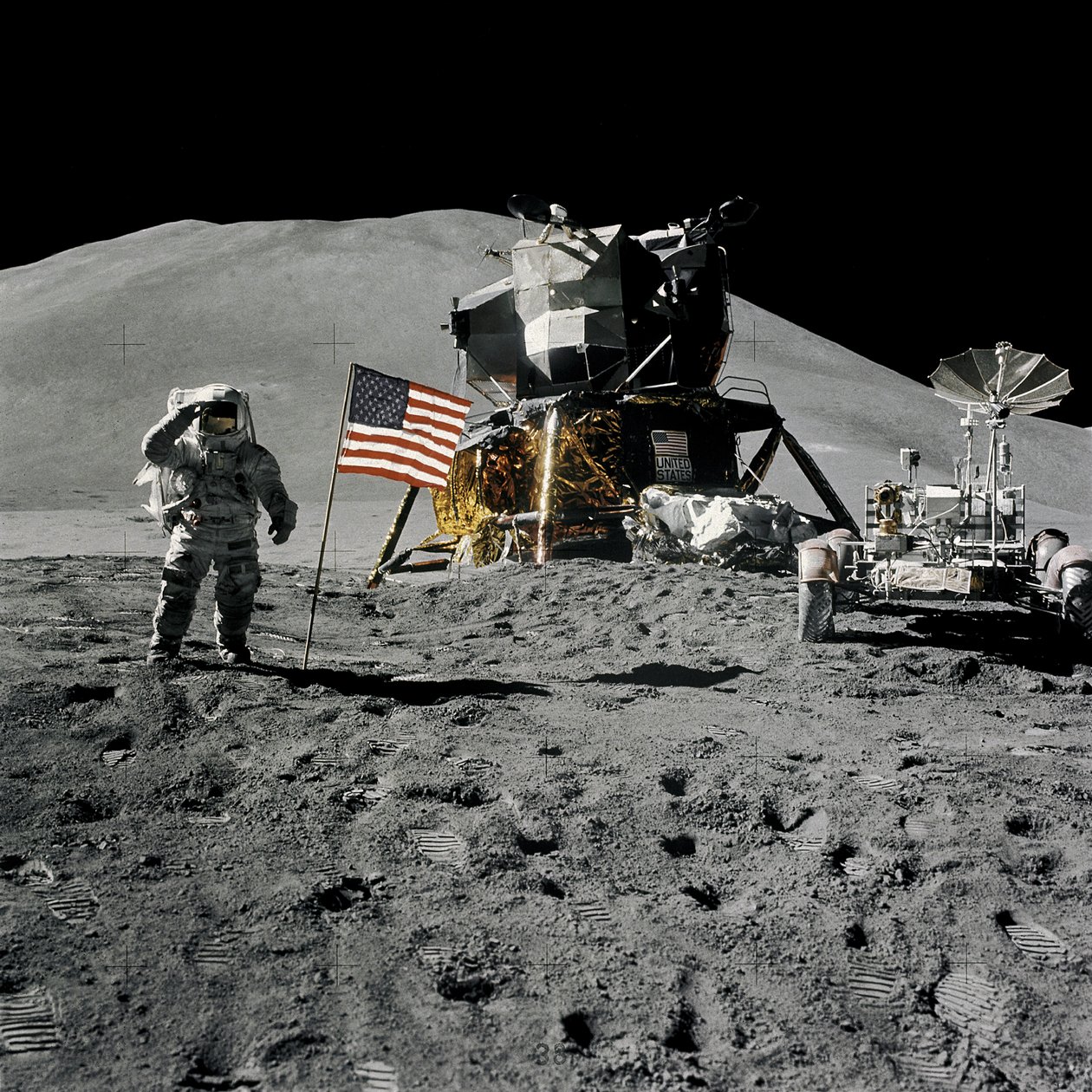 Astronaut Jim Irwin hälsar den amerikanska flaggan under Apollo 15-uppdraget av Unbekannt