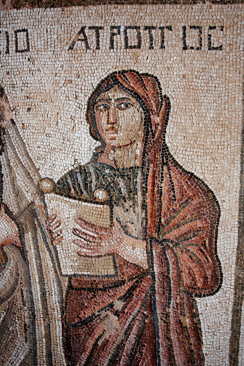 Atropos - Ett av de tre öden representerade med en öppen rulla på vilken Achilles liv var inskrivet - Detalj från panelen som representerar Achilles första bad - Paphos Mosaics, Villa of Theseus, 500-talet e.Kr. - Cypern - Representation av Atropos, av Unbekannt
