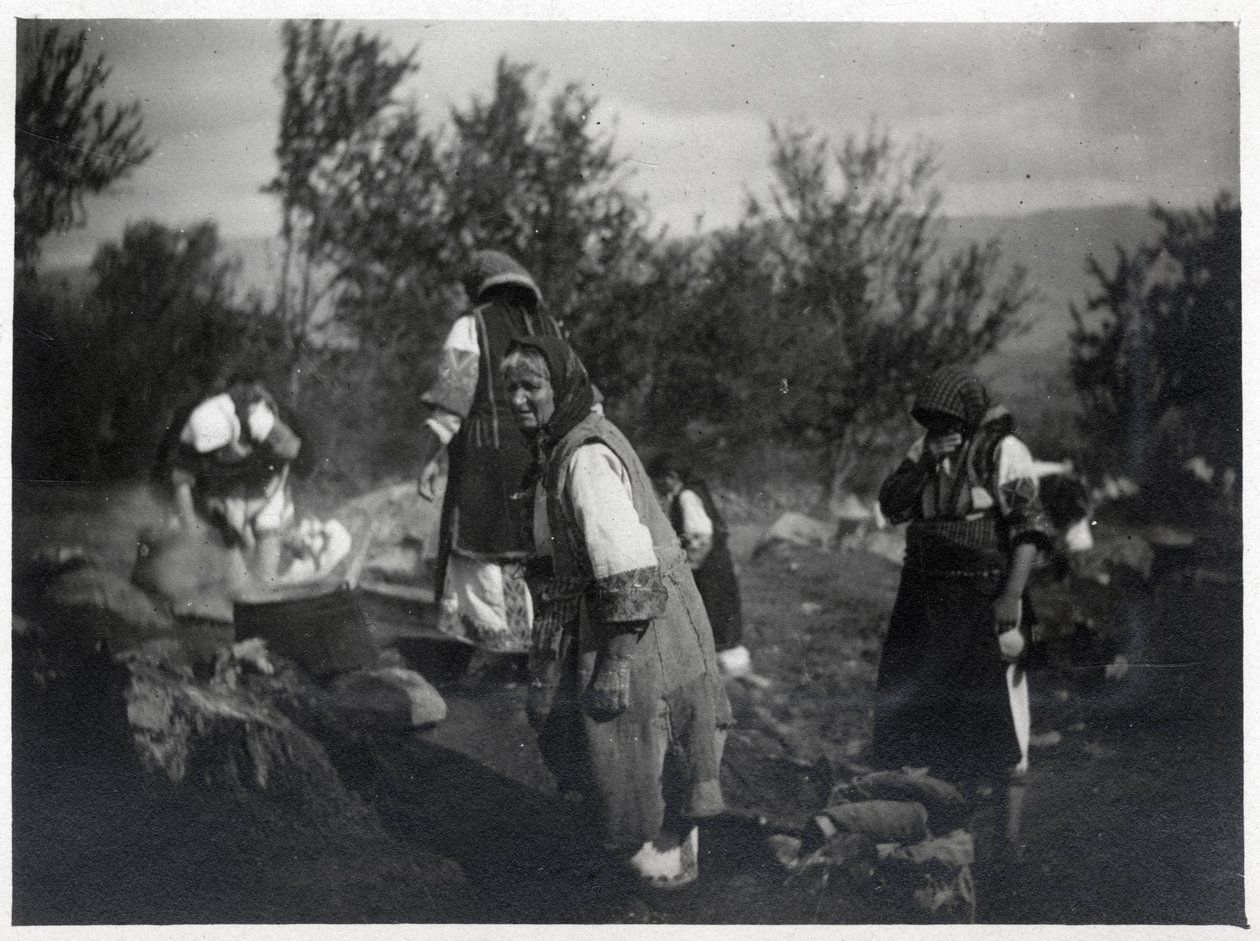 Balkanhalvön: Kvinnor framför en gryta på en eld - Vykort 1914-1918 av William M. Timlin