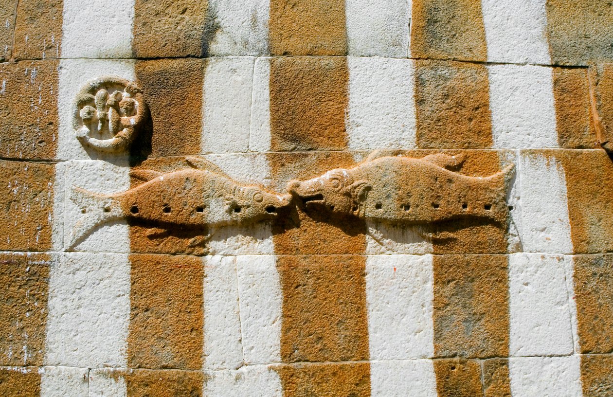 Basrelief av två fiskar på inhägnad av Gomateshwara-statyn (foto) av Unbekannt