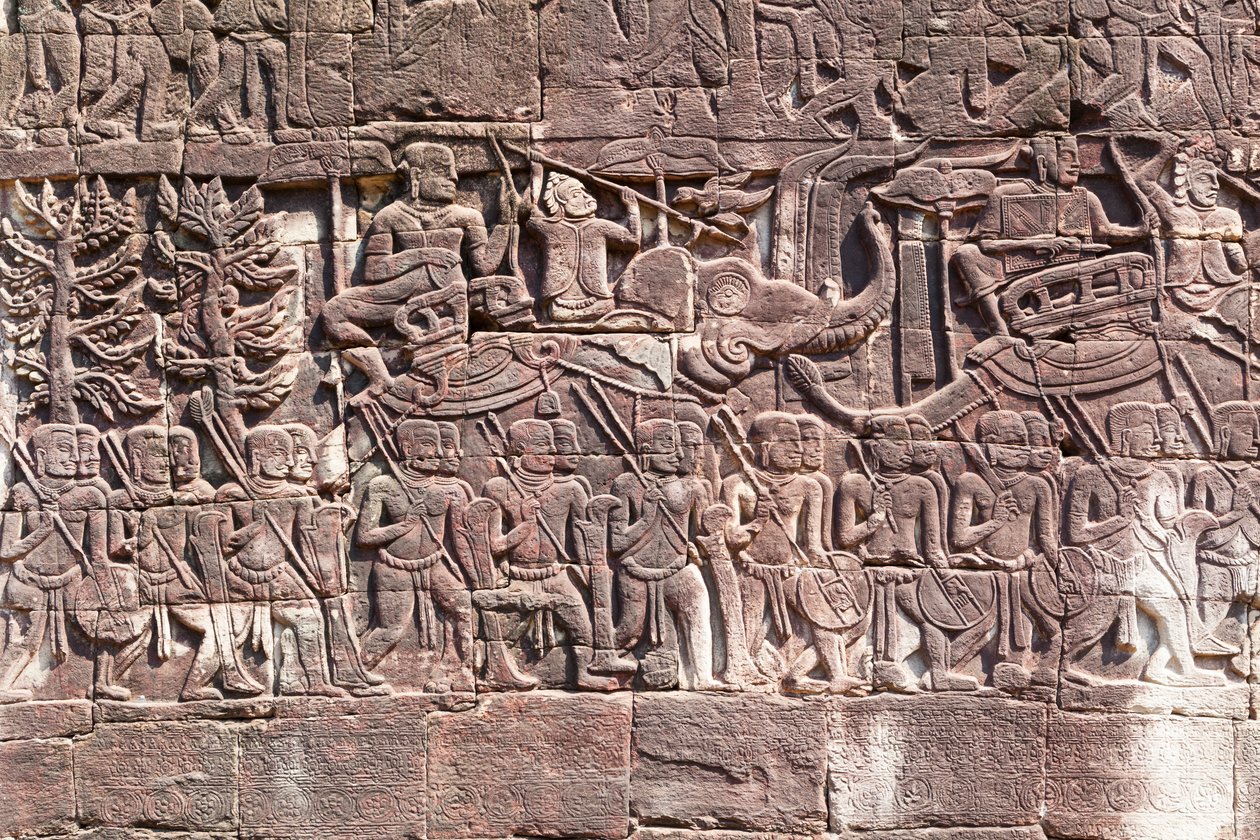 Basreliefer på västra sidan av Bayontemplet föreställande khmer-soldater som marscherar, Angkors arkeologiska utgrävning, Kambodja (foto) av Unbekannter Künstler