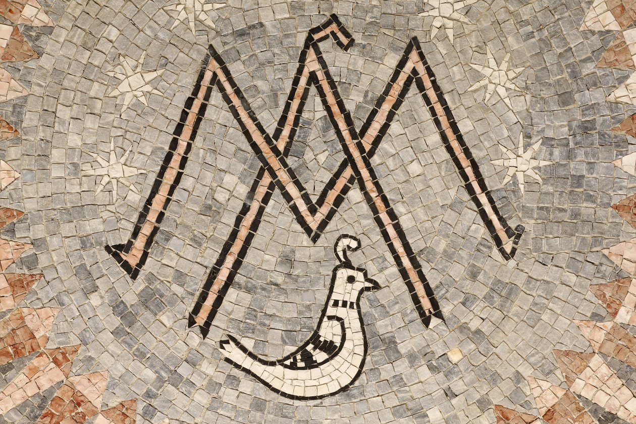 Bebådelsens basilika, bokstaven M symbol för Jungfru Maria., Nasaret, Israel av Unbekannt