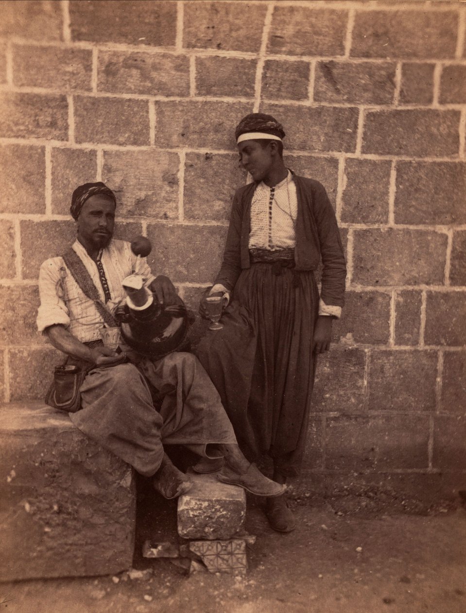 Limonadhandlare i Beirut. Fotografi av Charles Lallemand (1826-1904) i "Syria, costumes, voyages and landscapes". 1865. Privat samling. av Unbekannter Künstler