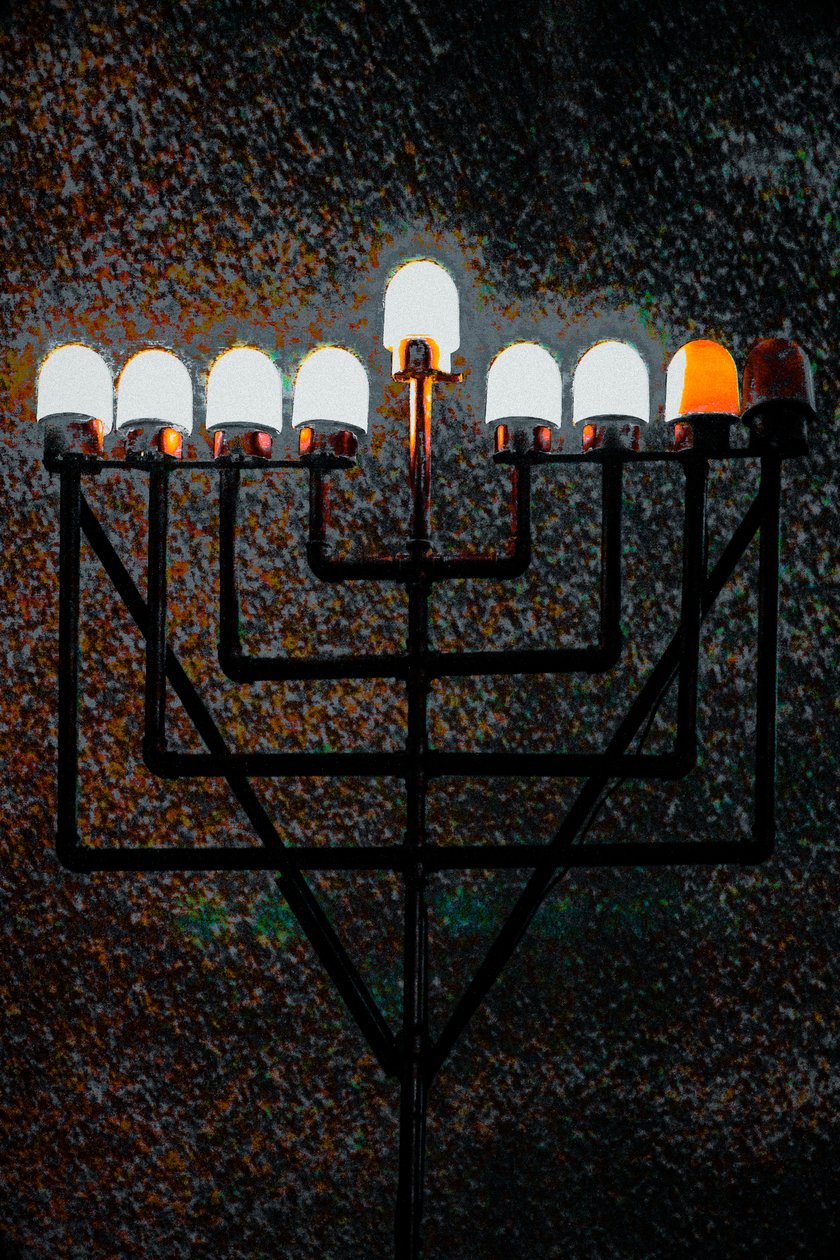 Big Synagogue Menorah, 2018 (handmålat fotografi) av Unbekannter Künstler