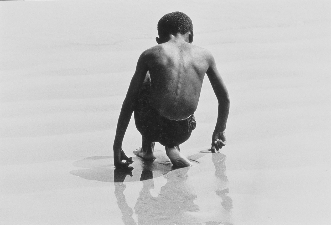 Boy Playing in the Sand at Coney Island, Untitled 30, c.1953-64 (s/w photo) av Unbekannter Künstler