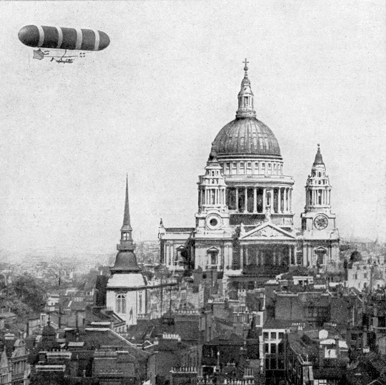 Brittiskt militärt luftskepp som rundar St Paul