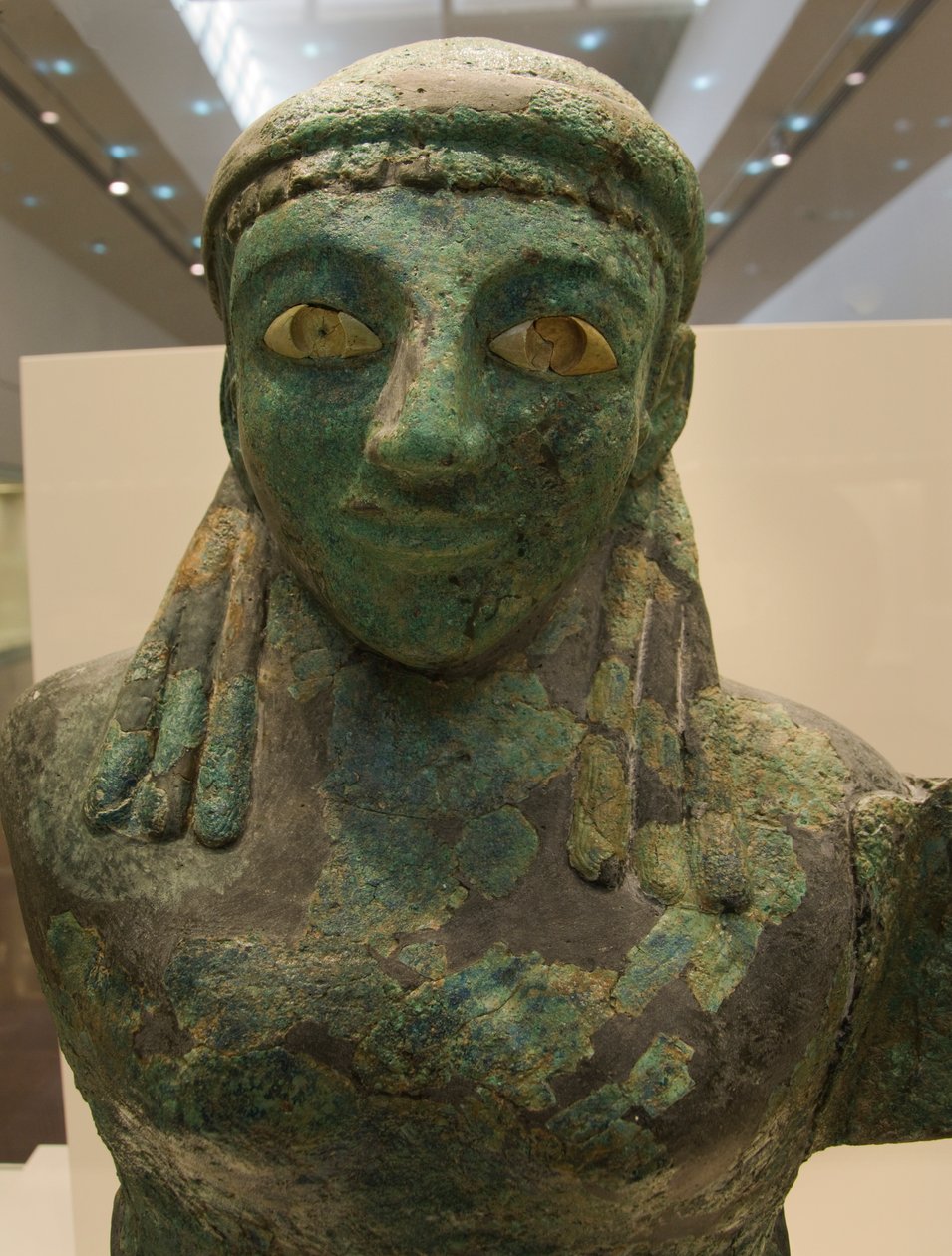 Kvinnlig bevingad bronsfigur (590 f.Kr. - 580 f.Kr.), Olympia Museum, Olympia (???????), Peloponnesos, Grekland (foto) av Unknown
