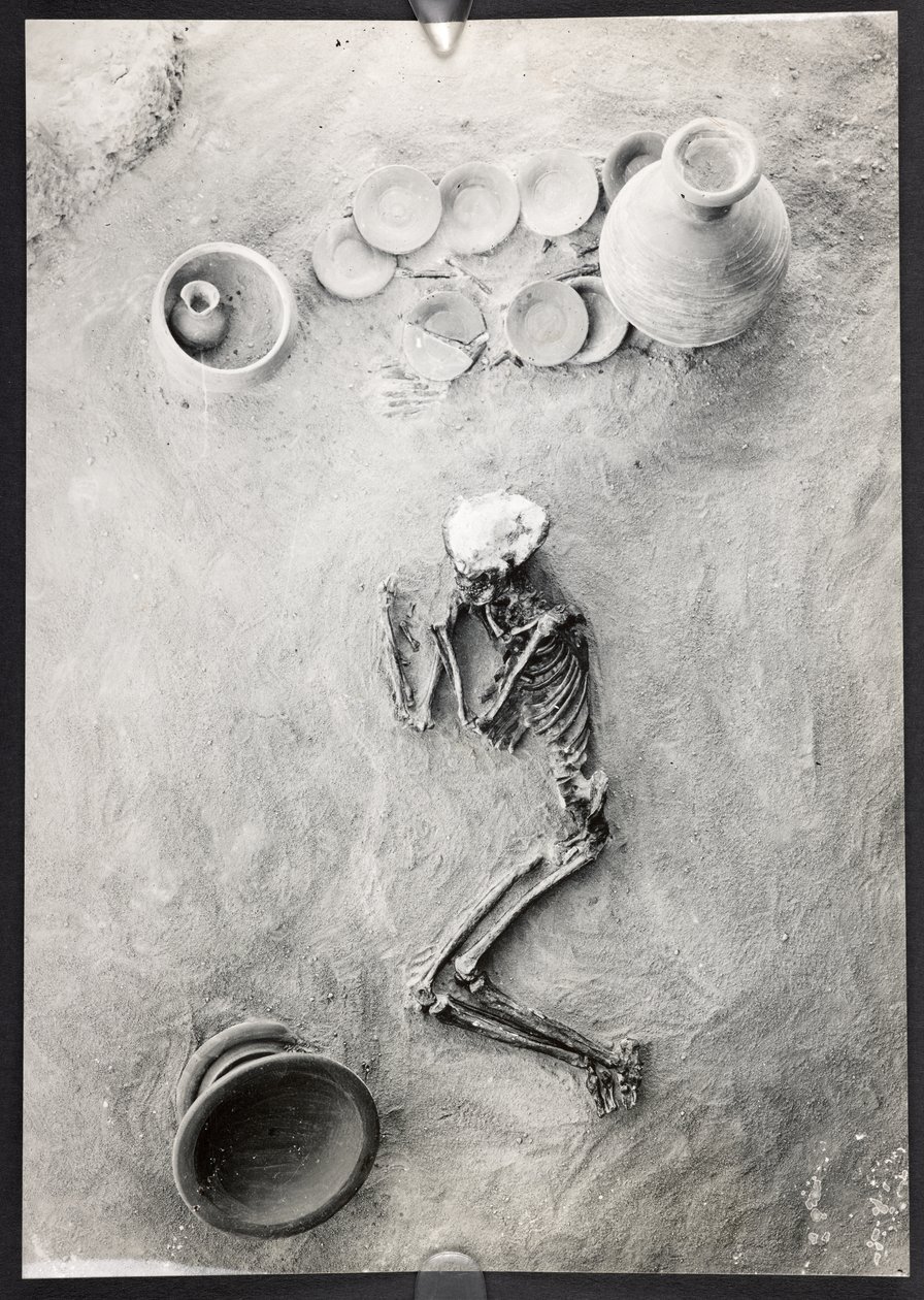 Begravningsgrupp på kyrkogården på plats H, östra trench, Harappa Excavations, Mohenjo-Daro (s/v foto) av Unbekannter Künstler