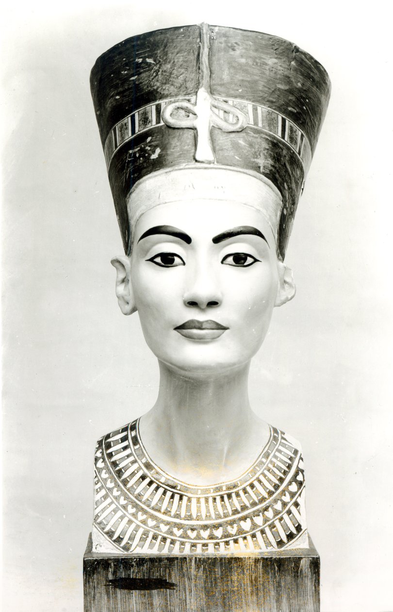 Byst av drottning Nefertiti, framifrån, kopia av byst i Aegyptisches Museum, SMPK, Berlin (målad kalksten) (s/v foto) (se även 114018-20) av Unbekannt