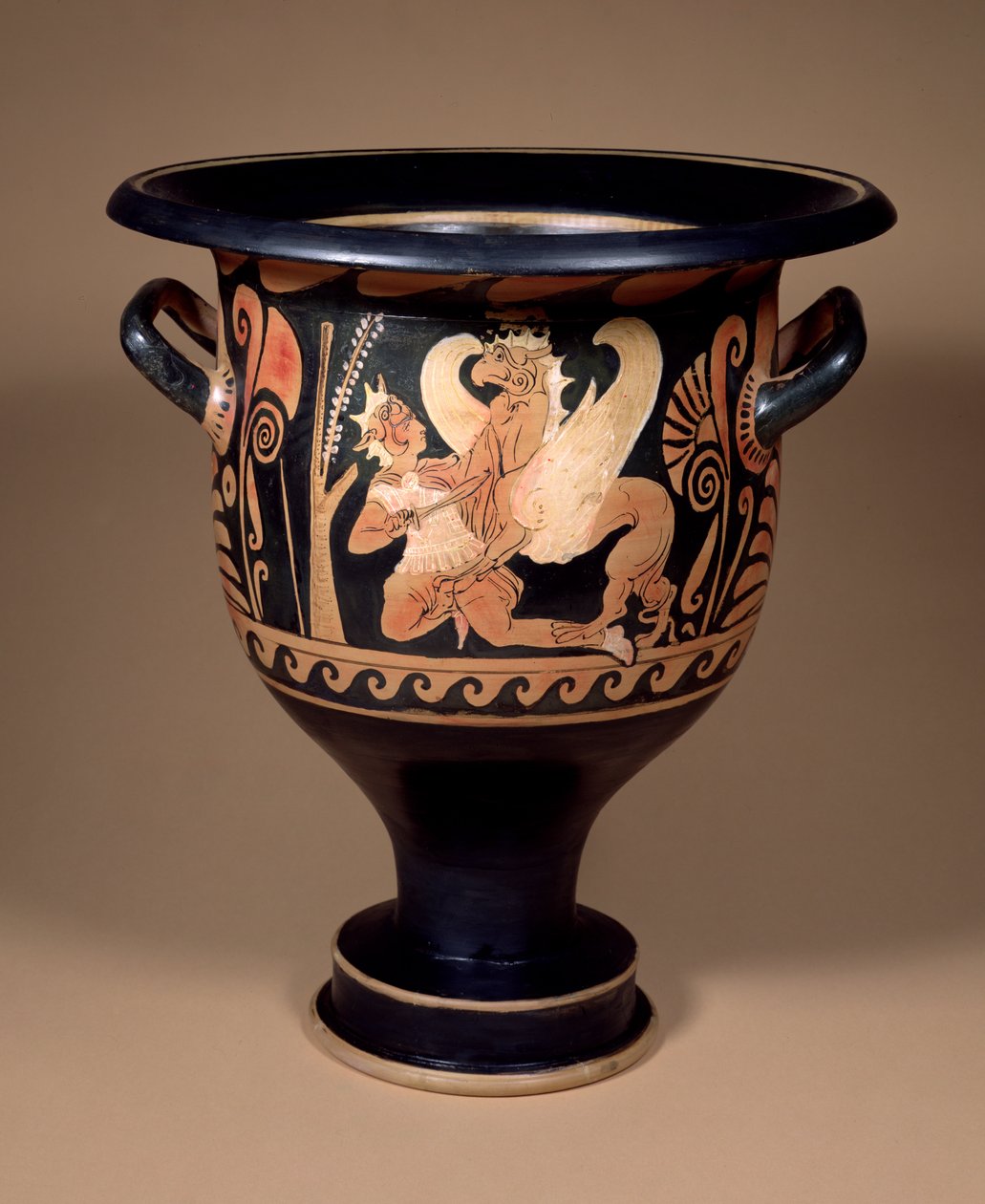 Kampanisk klockkrater med röd figur dekorerad med en arimasp i strid med en stor griffin, c.340 f.Kr. (keramik) av Unbekannt