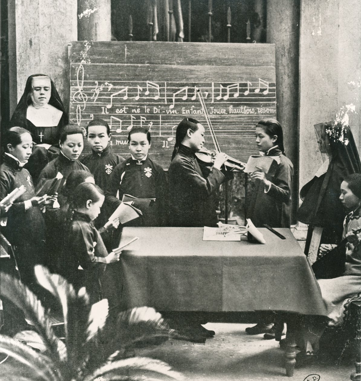 Carol övar i en fransk mission i Kina, tidigt 1900-tal (s/v foto) av Unbekannt