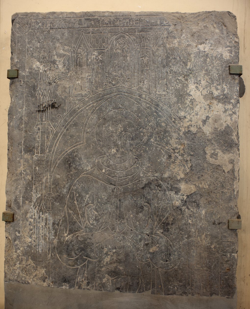Katedralsamling. Fragment av en stenplatta. Bas-relief. En kyrklig tjänsteman. Ursprungskyrka (Saint-Quentin av Tournai. Slutet av 1200-talet. Detalj. av Unbekannter Künstler