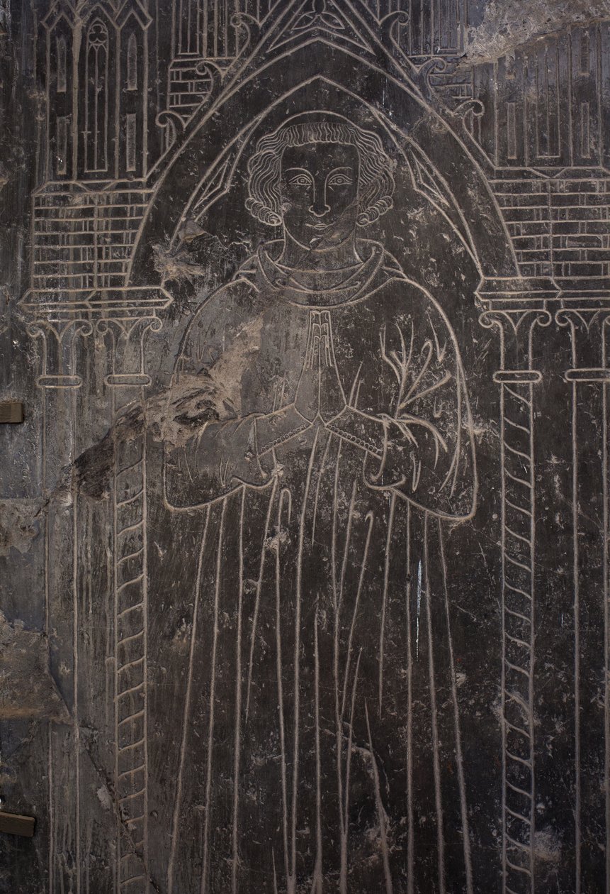 Katedralsamling. Fragment av en stenplatta. Bas-relief. En kyrklig tjänsteman. Ursprungskyrka (Saint-Quentin av Tournai. Slutet av 1200-talet. av Unbekannter Künstler