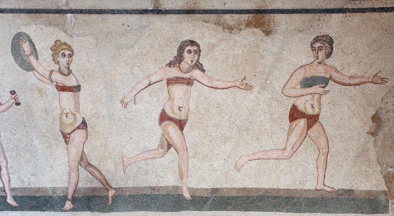 Chamber of the Ten Maidens eller mosaiken av "Bikiniflickorna". Allmän vy på den övre panelen: vikt, diskkastning och löpning. 3:e - 4:e århundradet. Romersk villa i Casale, Sicilien. UNESCO plats. av William M. Timlin