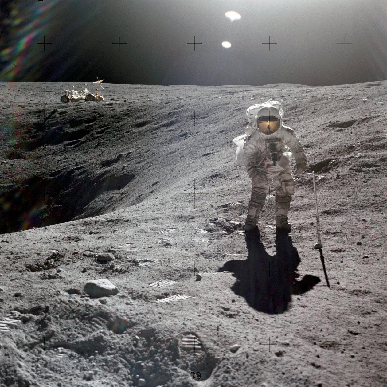 Charles M. Duke, Jr., månmodulpilot för Apollo 16-uppdraget, samlar månprover vid kanten av plommonkratern, april 1972 (foto) av Unbekannt