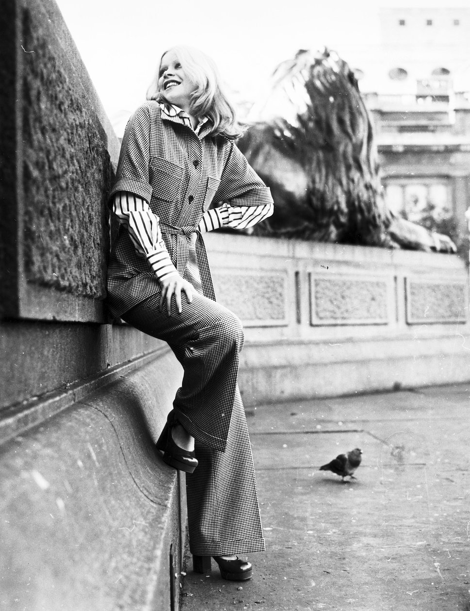 Rutig byxdress, oktober 1972 av Unbekannt