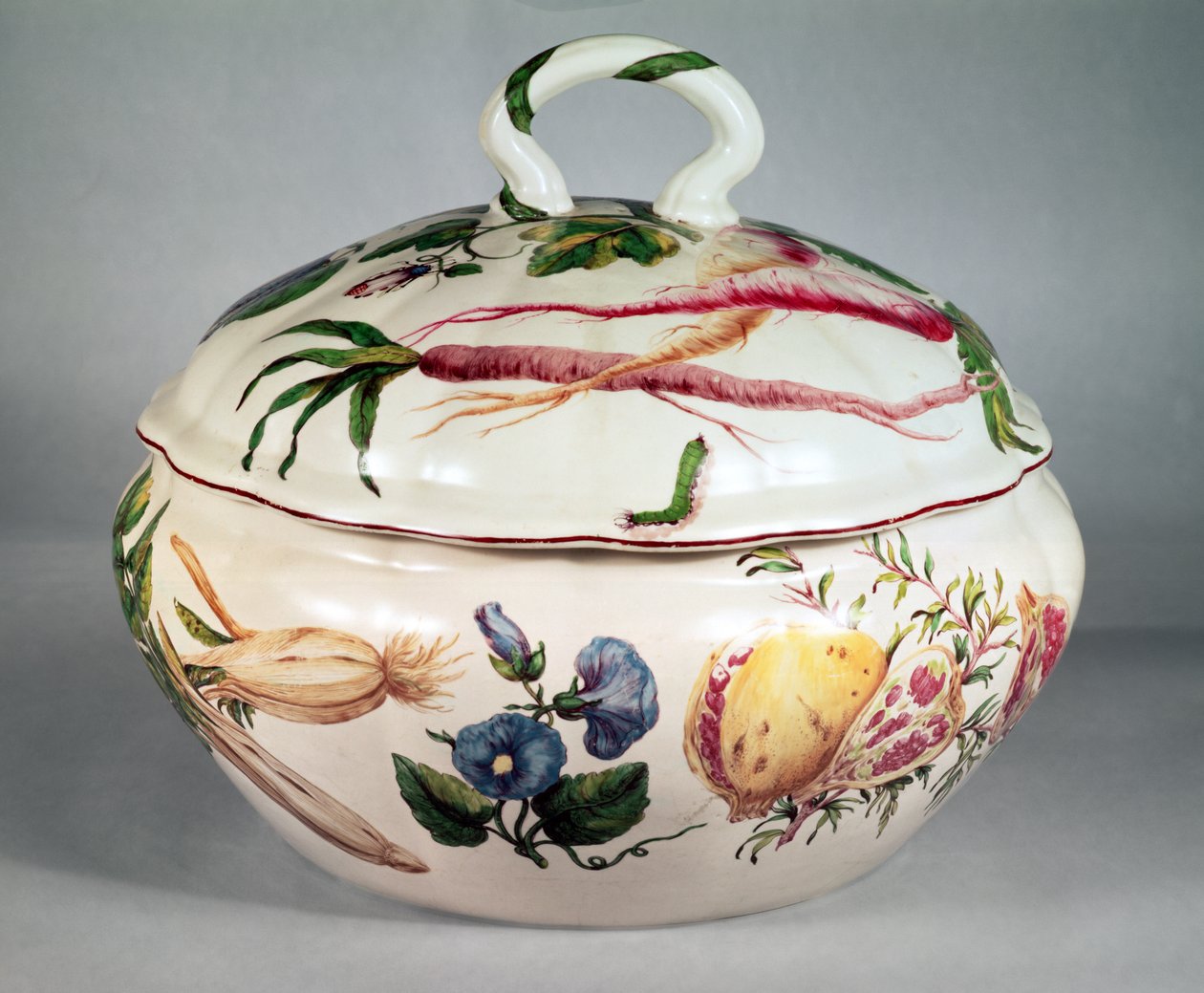 Chelsea soppterrin med botanisk dekoration, ca 1753-57 (porslin) (se 105489 för lock) av Unbekannt