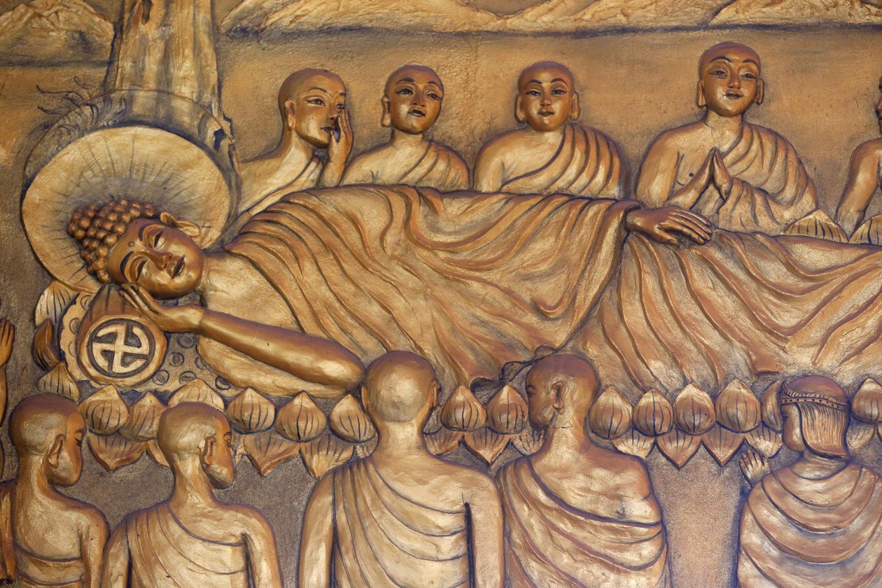 Chua Thiep Long buddhistisk pagod. Lutande Buddha. Efter 45 års undervisning i Dharma, gick Buddha in i Parinirvana. Staty. Thay Ninh. Vietnam av Unbekannt
