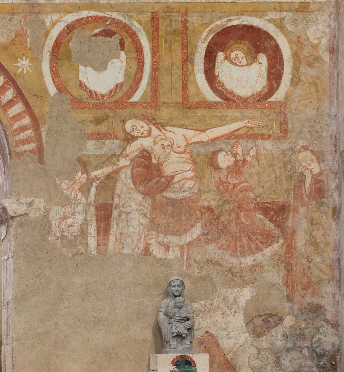 Kyrka (Église Saint-Martin). Interiör. Väggmålningar (fresk). Vagnhusets västra vägg. Detalj. Nedstigning av korset. 1100-talet. av Unbekannt
