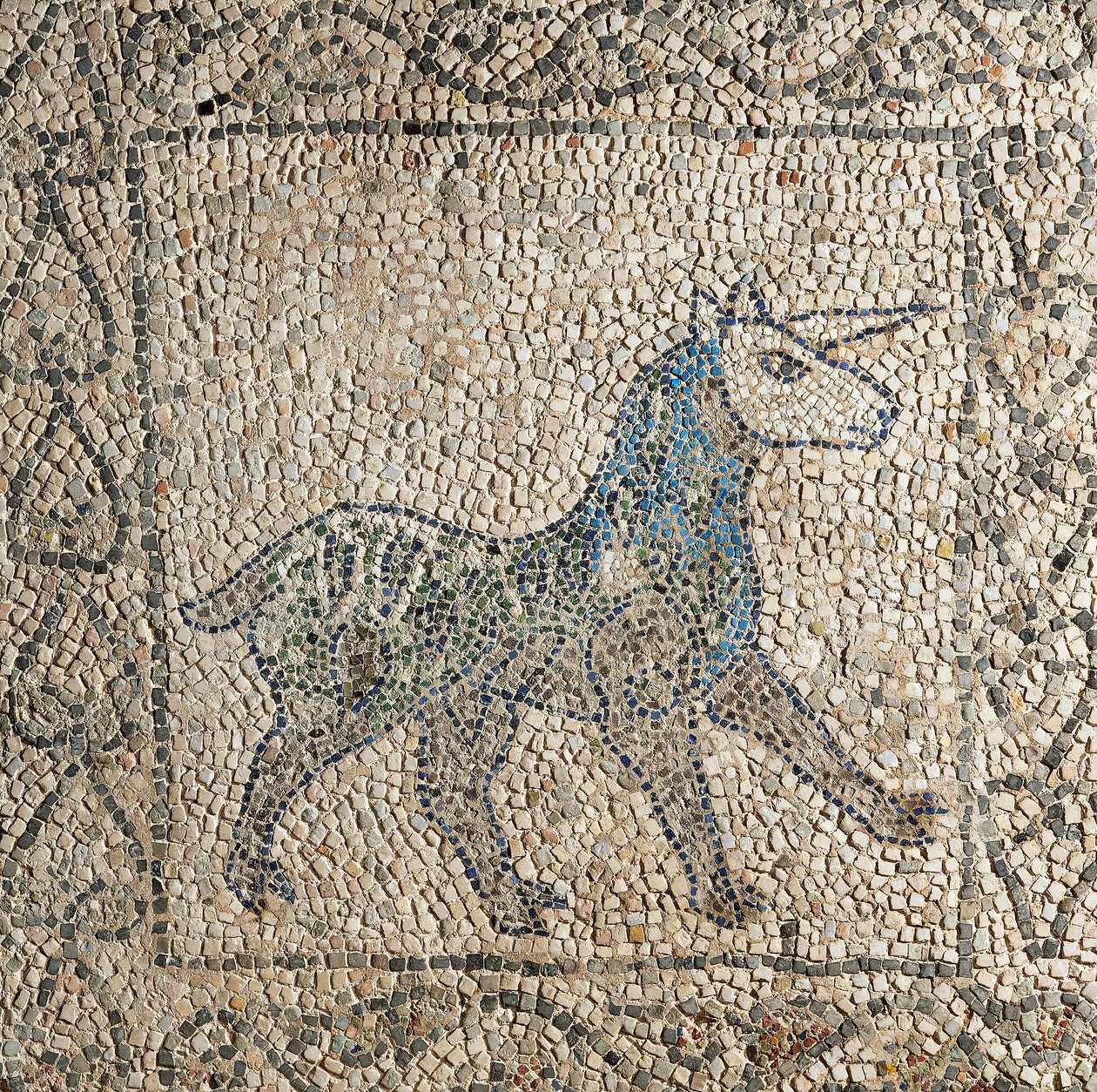 Church of Saint John Evangelist, fjärde korståget, fragment av mosaikgolv som representerar enhörning, Ravenna, Emilia-Romagna, Italien av Benjamin Baud