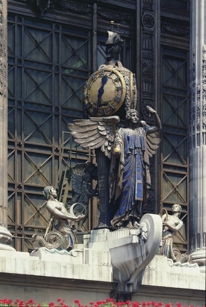 Klocka från utsidan av varuhuset, designad av Daniel Burnham från Chicago i samråd med Frank Swales, utförd av R.F.Atkinson och färdigställd av Sir John Burnett 1928 (foto) av Unbekannt