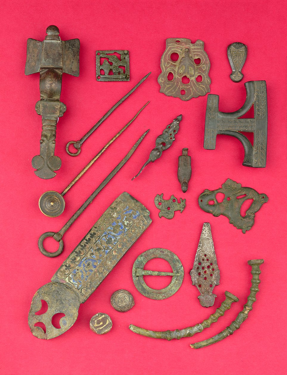 Samling av anglosaxiska, vikingatida och keltiska antikviteter inklusive anglosaxiska korsformade broscher och bokomslag och Hiberno-Viking ringhuvuden, från 400-talet f.Kr. till 900-talet e.Kr. (brons, ben, koppar) av Unbekannt