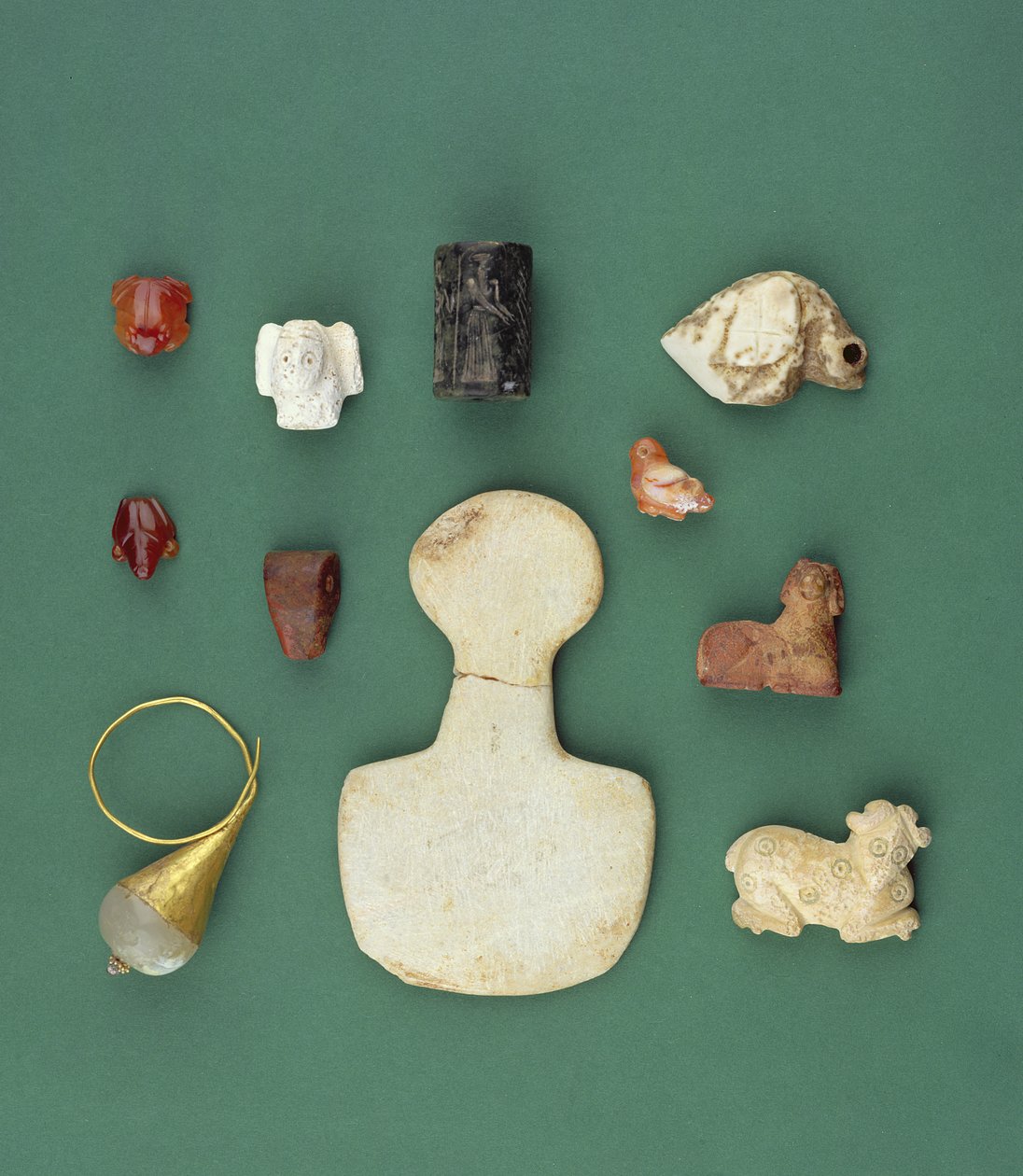 Samling av östliga medelhavsföremål inklusive en sumerisk gam-amulett, en akkadisk serpentinsäl och en mesopotamisk karneolgroda, från 3300-2000 f.Kr. av Unbekannt