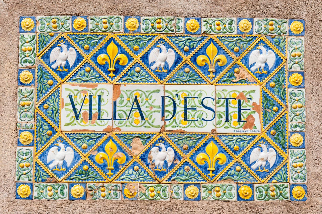 Färgad glaserad terrakotta tallrik; Villa d