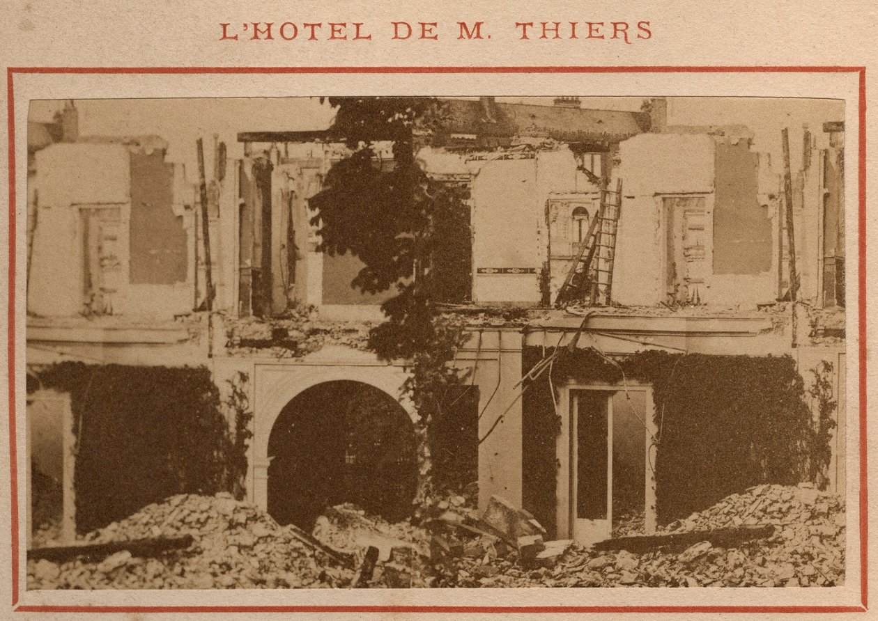 Commune de Paris (1871): Adolphe Thiers herrgård förstördes efter konfiskeringen av hans egendom i maj 1871. Tryck på kartong, Dim. 9x5,4 cm av Unbekannt