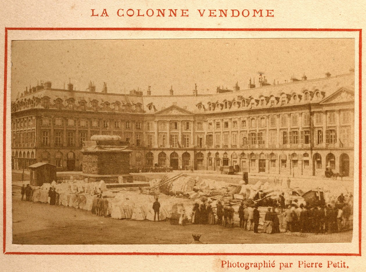Commune de Paris (1871): förstörelse av Vendome-kolonnen i maj 1871. Fotografi av Pierre Pepetit. Tryck på kartong, Dim. 9x5,4 cm av Unbekannt