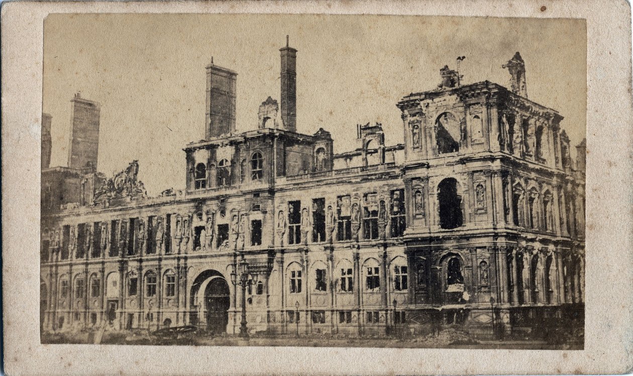 Commune de Paris (1871): utsikt över stadshuset efter branden i maj 1871. Anonym fotografering. Tryck på kartong Dim. 10x7 cm av Unbekannt