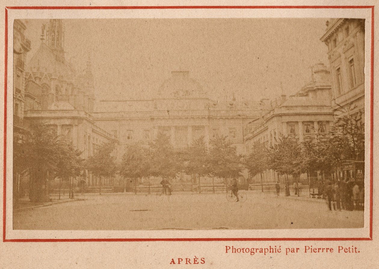 Commune de Paris (1871): utsikt över Palais de Justice i Paris efter dess brand i maj 1871. Fotografi av Pierre Pepetit. Tryck på kartong, Dim. 9x5,4 cm av Unbekannt