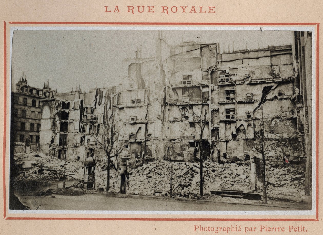 Commune de Paris (1871): utsikt över ruinerna på Rue Royale i Paris i maj 1871. Fotografi av Pierre Pepetit. Tryck på kartong, Dim. 9x5,4 cm av Unbekannt