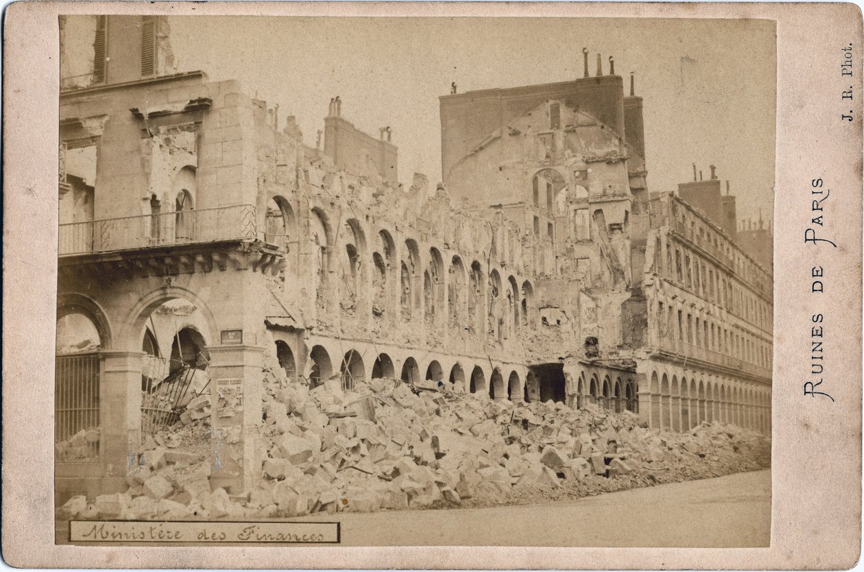 Commune de Paris: utsikt över ruinerna av finansministeriet i Paris i maj 1871. Fotografi J.R.Dim. 16,3x10,8 cm av Unbekannt